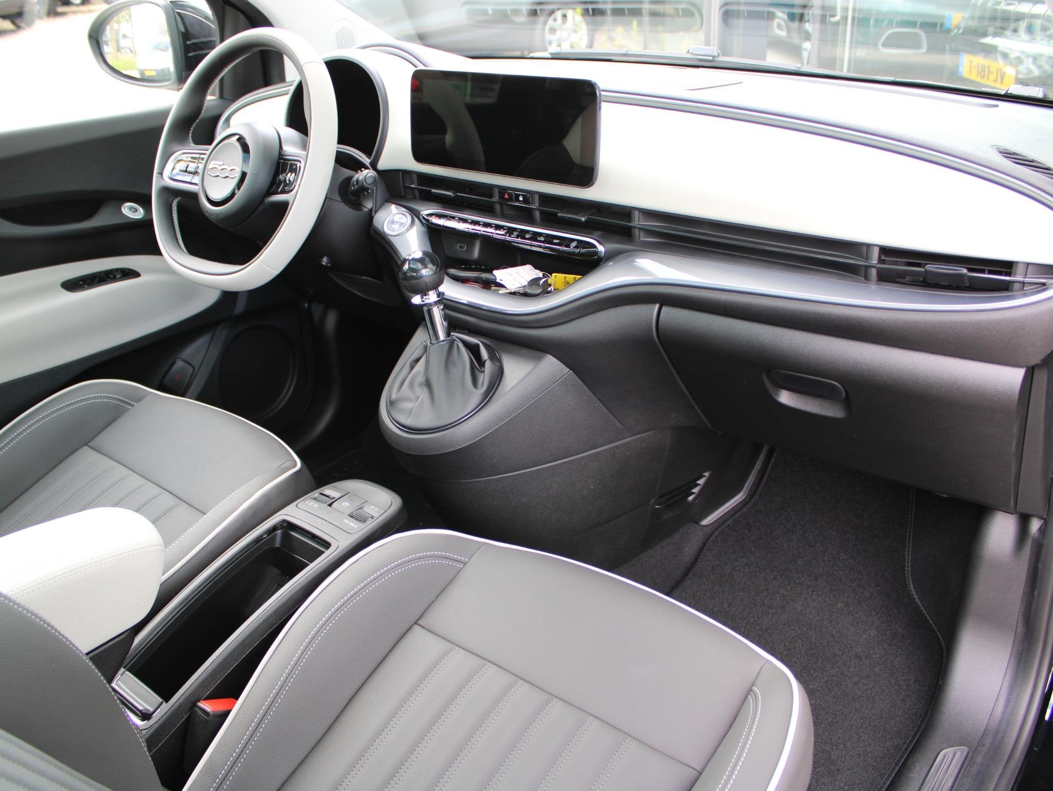 Fiat 500 1.0 Hybrid La Prima VOORRAAD KORTING, Auto's, Fiat, 12 maanden, 4 stoelen, Zwart, Origineel Nederlands