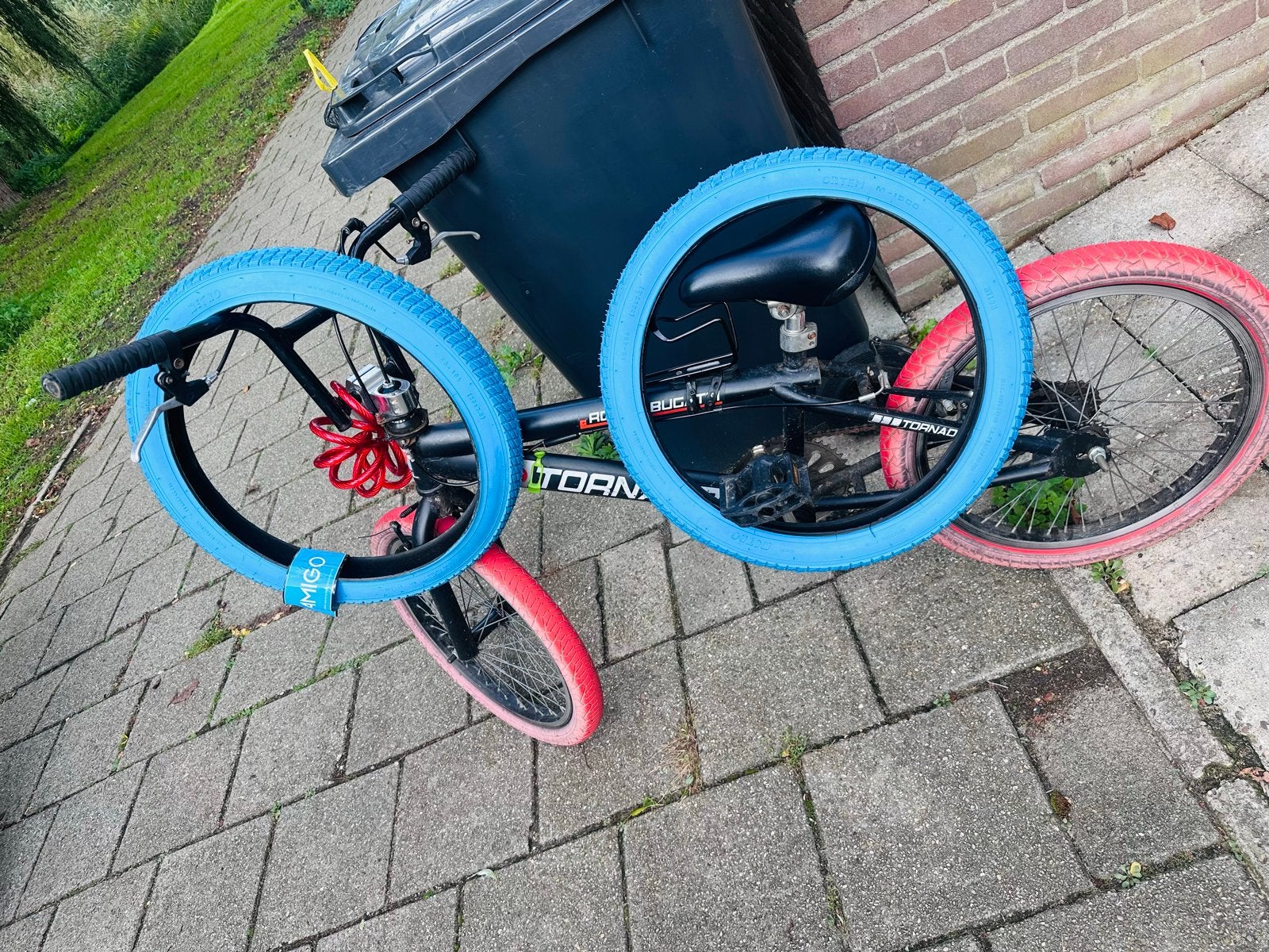 BMX Tornado met opvallende blauwe en rode banden, Fietsen en Brommers, Ophalen, Gebruikt, Staal, Velgrem