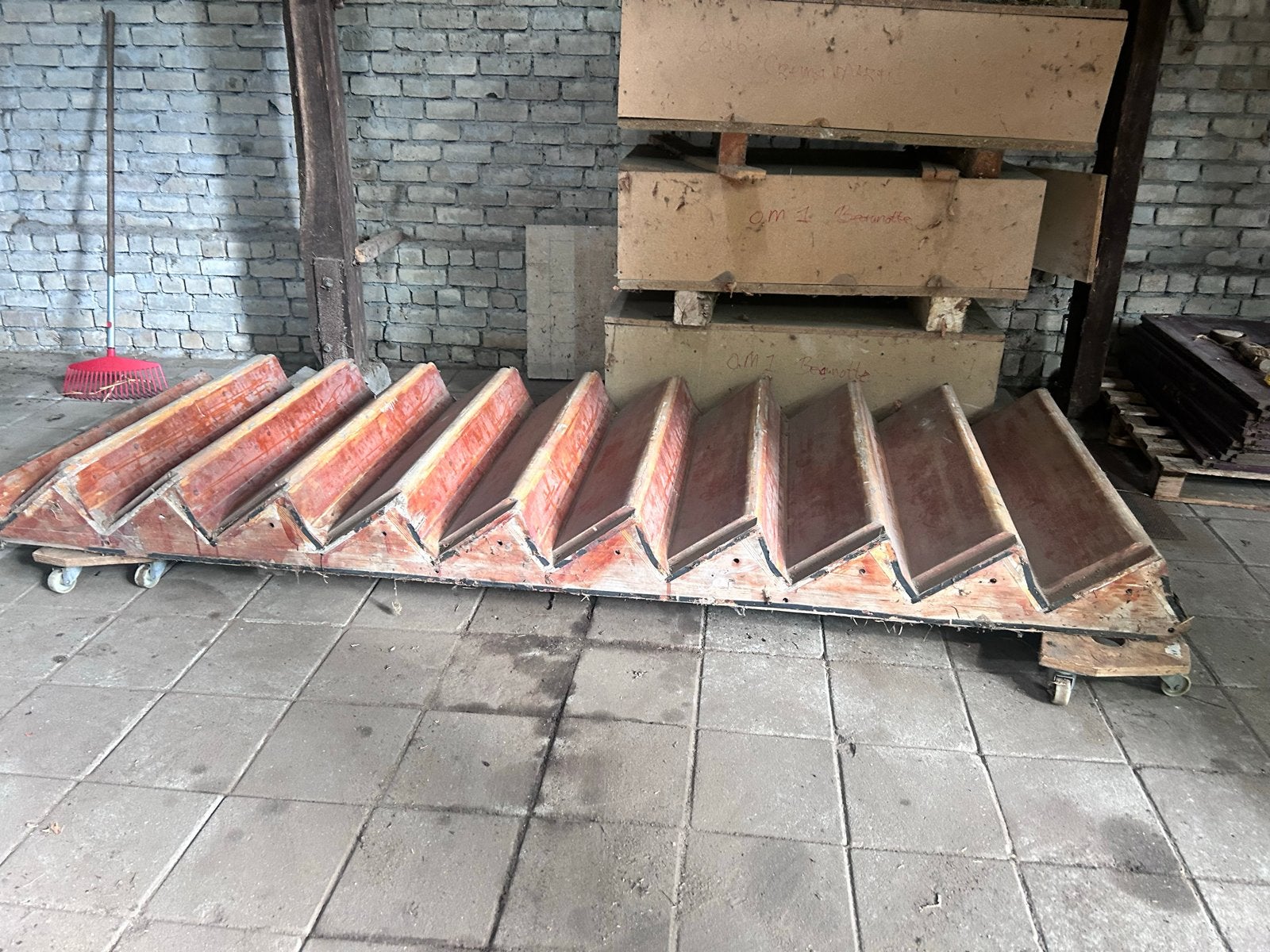 Oude trap - 210 cm hoog, 230 cm lang, Doe-het-zelf en Verbouw, Ladders en Trappen, Ophalen of Verzenden, Gebruikt, Trap, 2 tot 4 meter