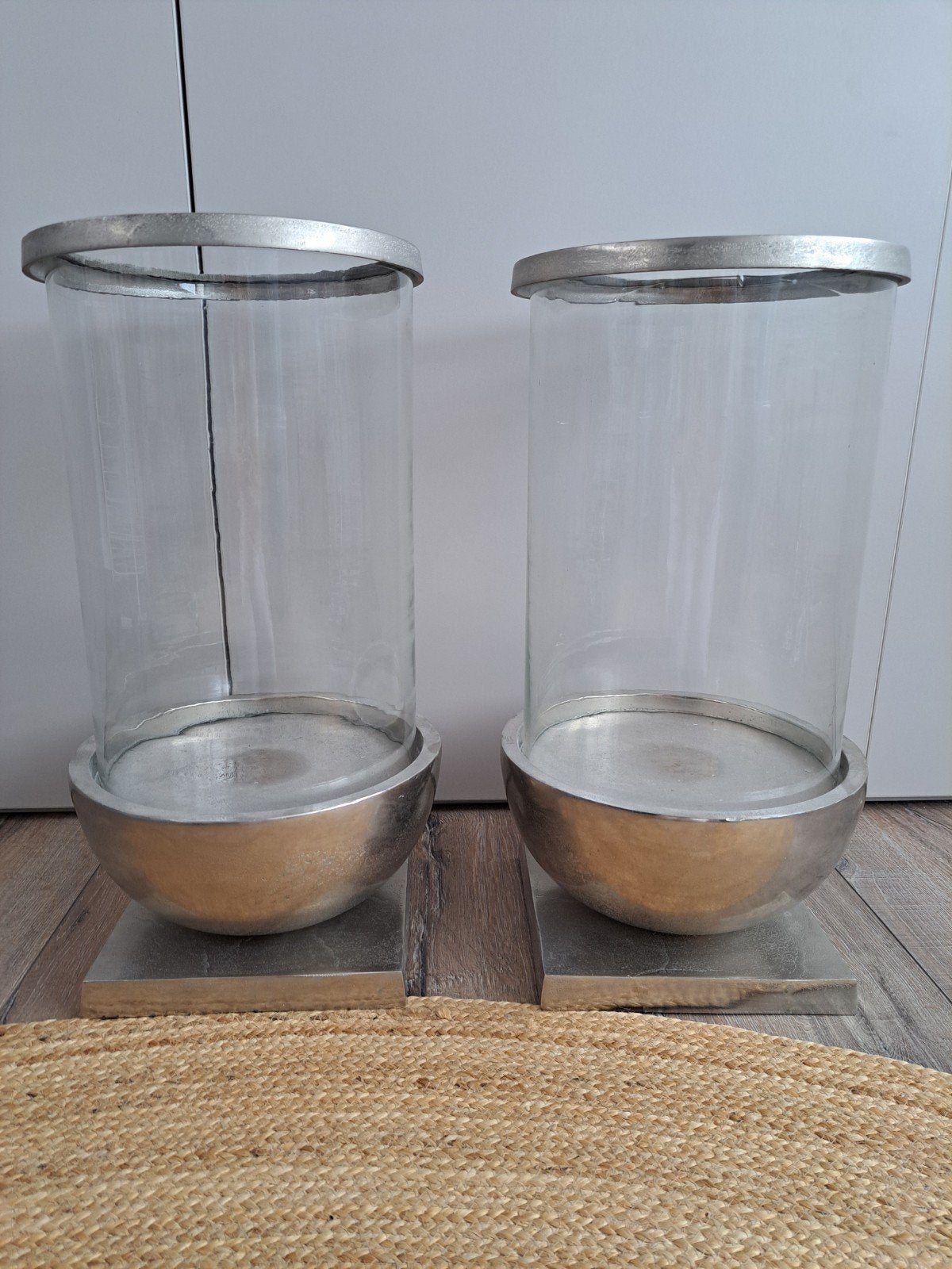 Set van 2 glazen windlichten met zilverkleurige voet TE KOOP, Huis en Inrichting, Woonaccessoires | Kandelaars en Kaarsen, Ophalen
