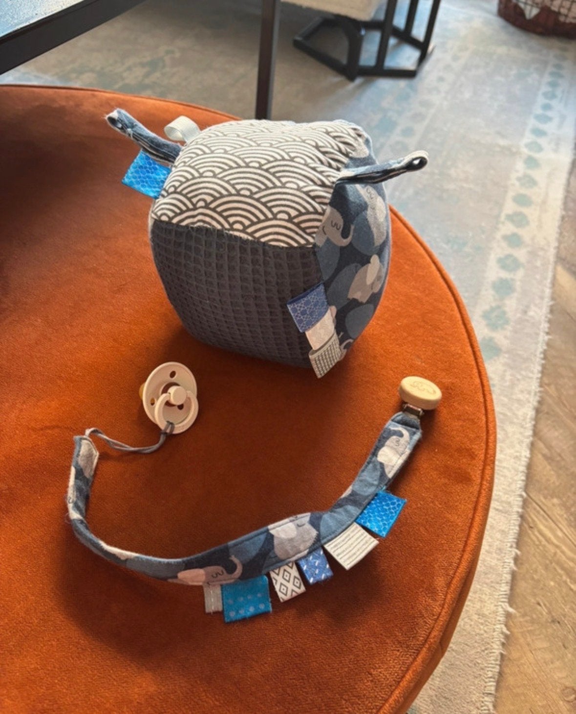 Olifanten speelkubus/bal met knisperpapier & lang speenkoord, Kinderen en Baby's, Speelgoed | Babyspeelgoed, Ophalen of Verzenden