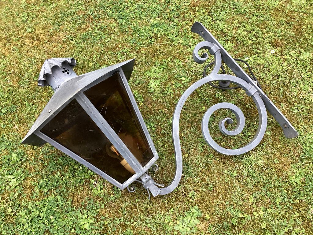 Zware smeedijzeren wand lantaarn met gekleurd glas, Ophalen of Verzenden, Zo goed als nieuw