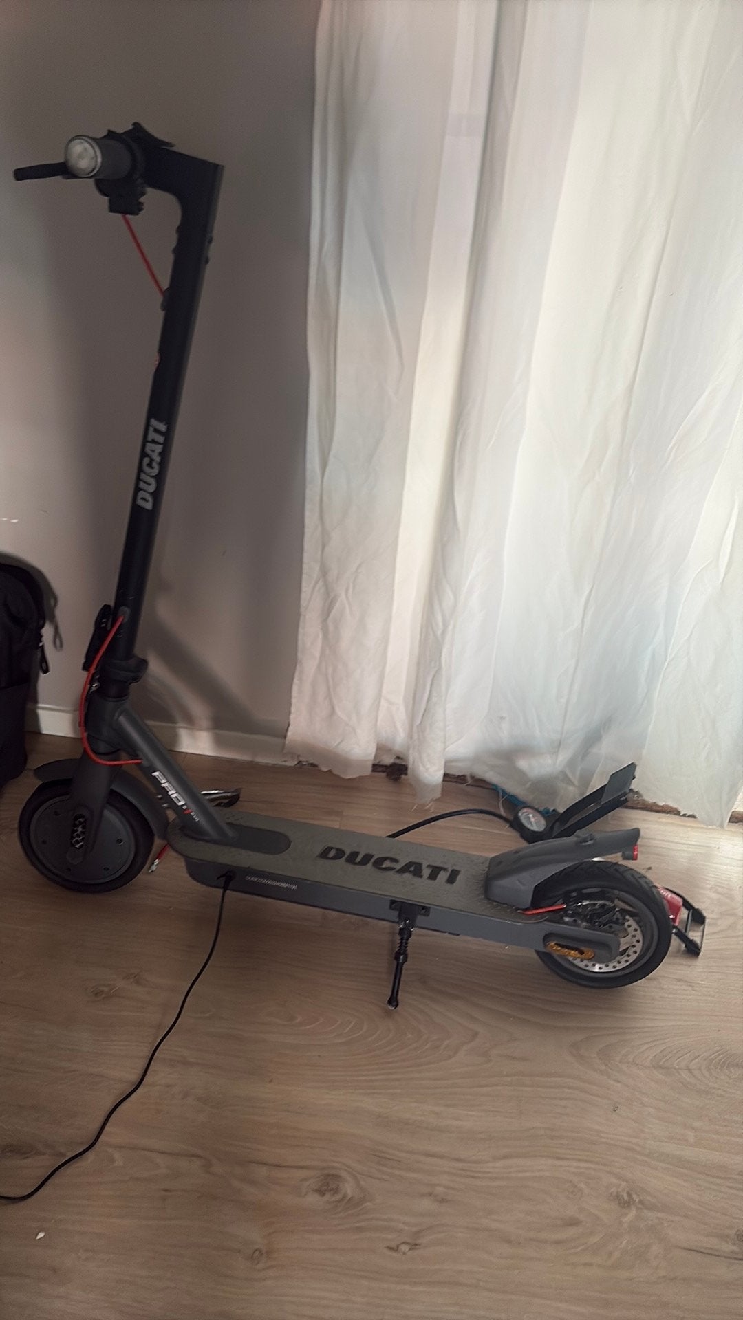 Ducati e-step antracietgrijs/zwart, Fietsen en Brommers, Steps, Ophalen, Gebruikt, Elektrische step (E-scooter)
