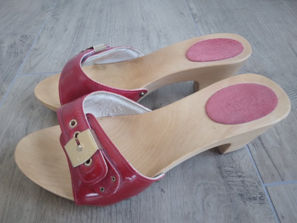BiJNA NIEUW Halfhoge rode lak leren kleppers Scholl in mt 39, Scholl, Zo goed als nieuw, Rood, Sandalen of Muiltjes