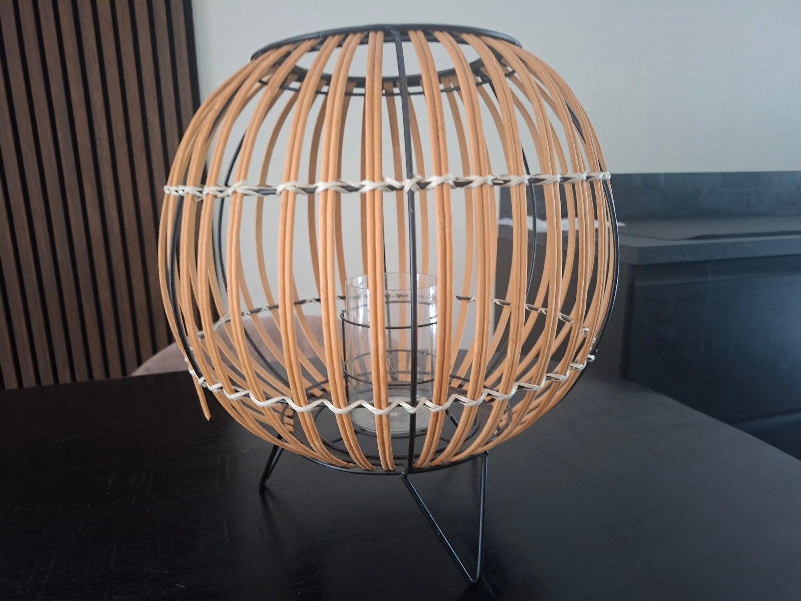 Rotan windlicht/lantaarn met glazen houder 42x40, Huis en Inrichting, Ophalen of Verzenden, Zo goed als nieuw, Natuurlijk materiaal