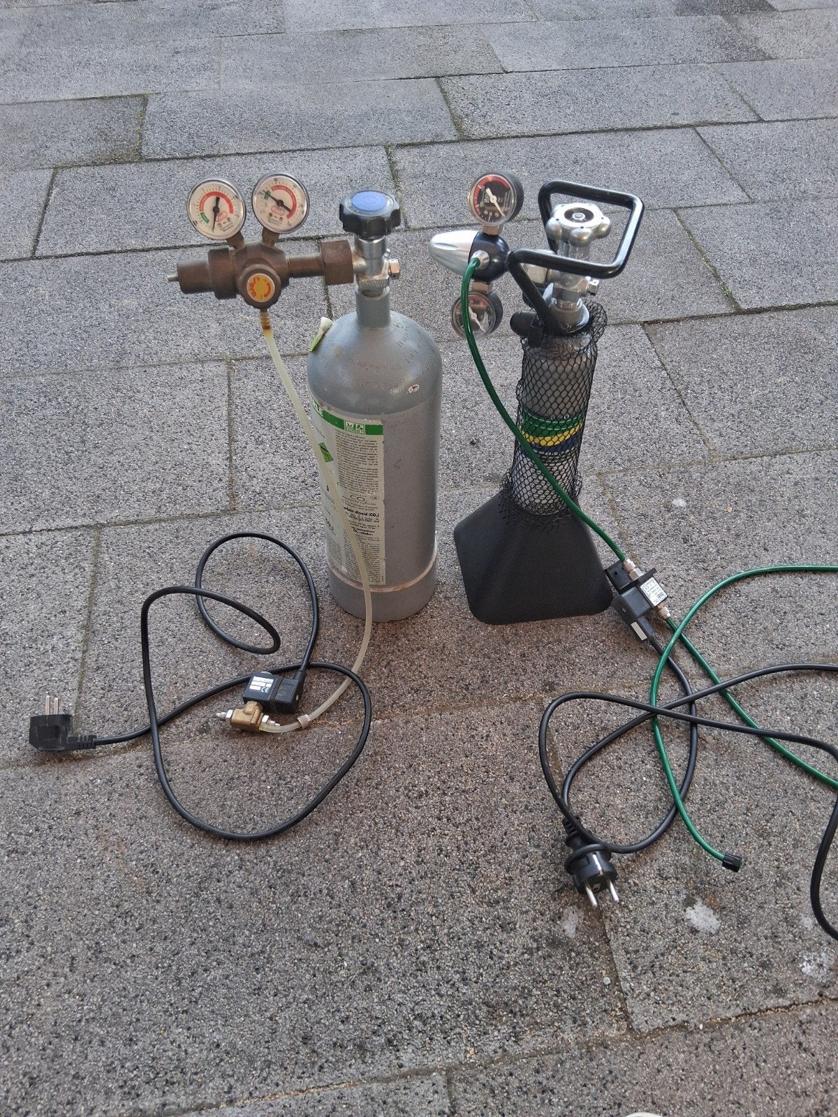 2 co2 installaties met flessen, Ophalen