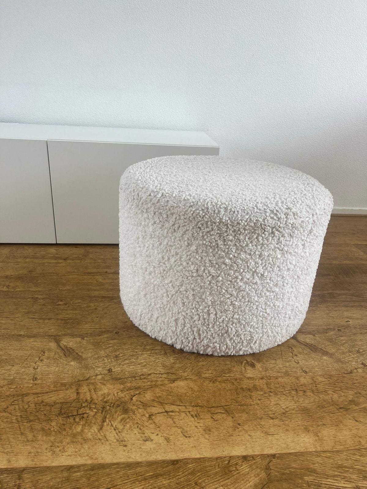 Witte bouclé poef – modern & stijlvol, Huis en Inrichting, Banken | Voetenbanken en Poefen, Ophalen, Rond, Minder dan 50 cm, Zo goed als nieuw