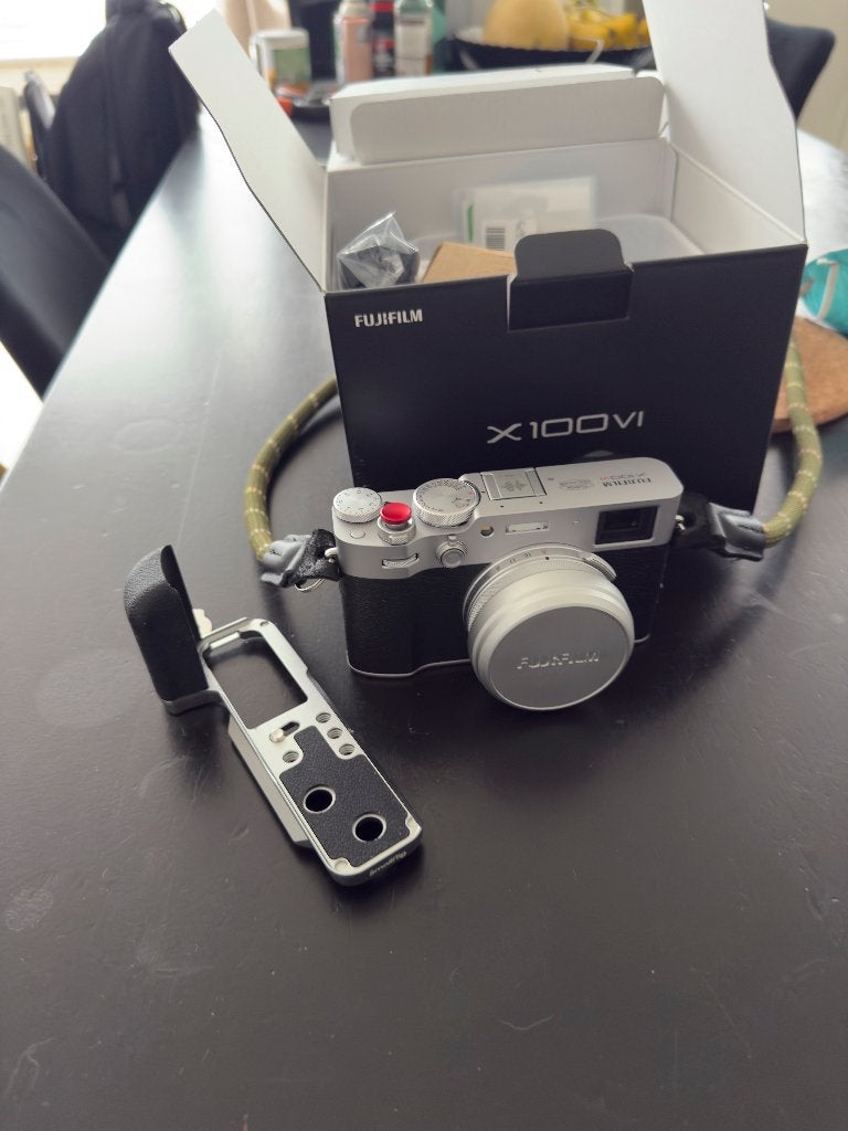Fujifilm X100VI silver + accessories, Ophalen of Verzenden, Zo goed als nieuw, Fujifilm, Compactcamera