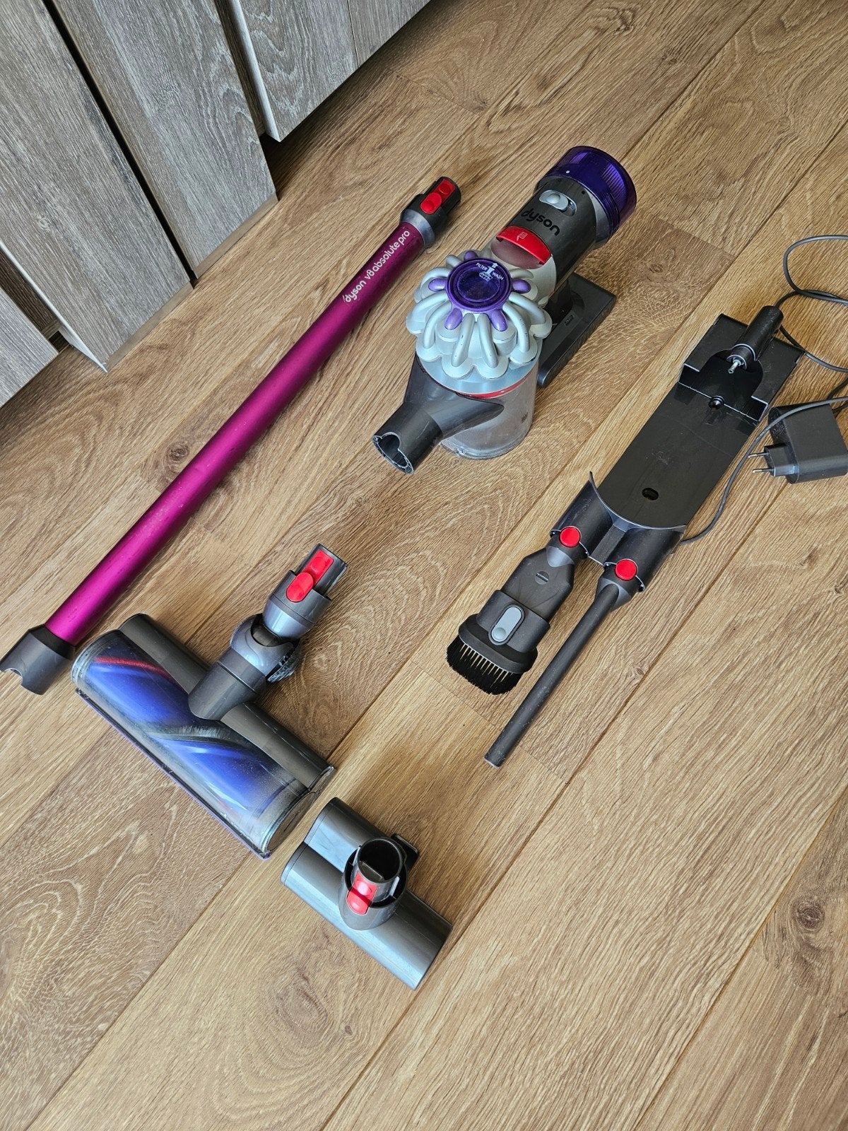 Dyson V8 Absolute Pro Steelstofzuiger met accessoires, Gebruikt, Draadloos, Ophalen of Verzenden, Dyson