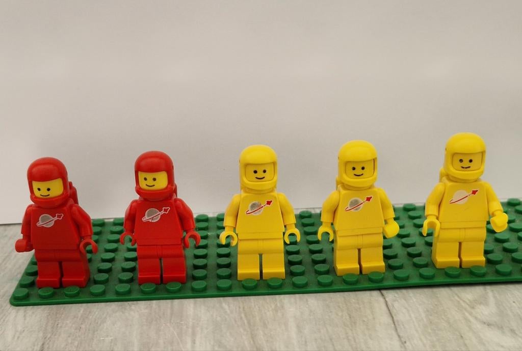 Lego Classic Space Red & Yellow Astronaut minifigure, Ophalen of Verzenden, Gebruikt