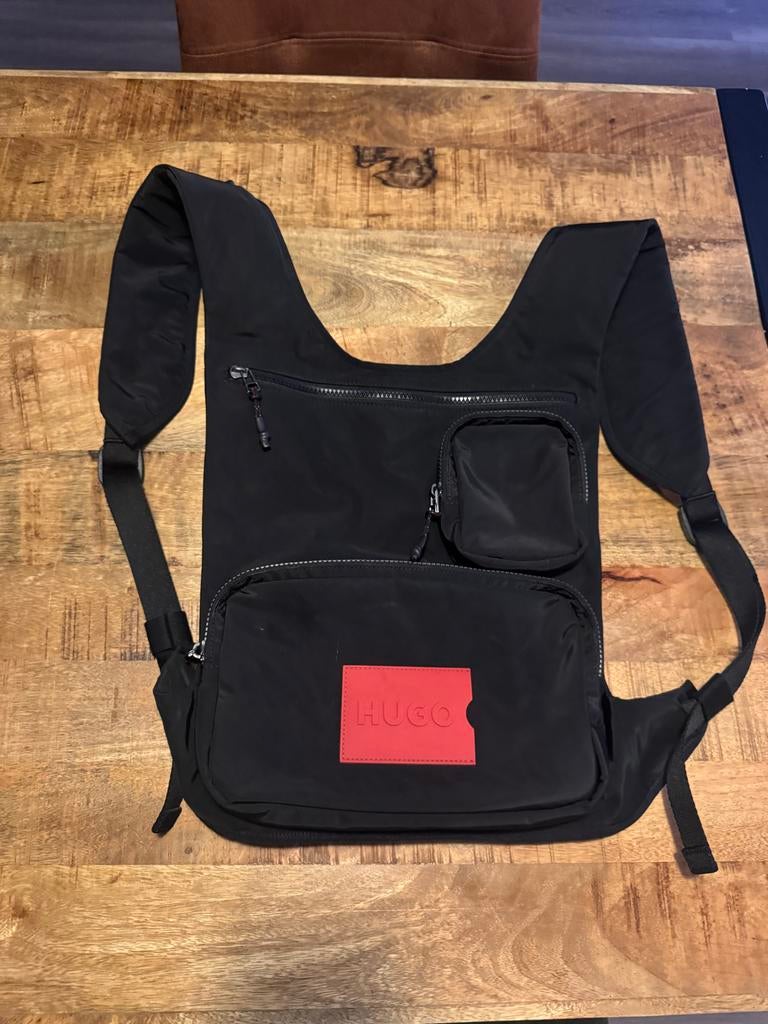 Hugo Boss schoudertas / borsttas zwart met rood logo, Overige merken, Minder dan 30 cm, Ophalen of Verzenden, Minder dan 25 cm