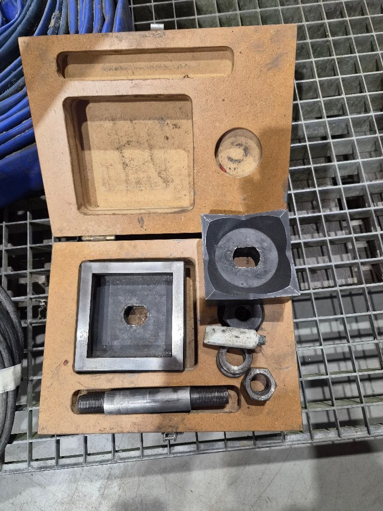 Vierkante Gaten pons  92 x 92 mm, Ophalen of Verzenden, Zo goed als nieuw