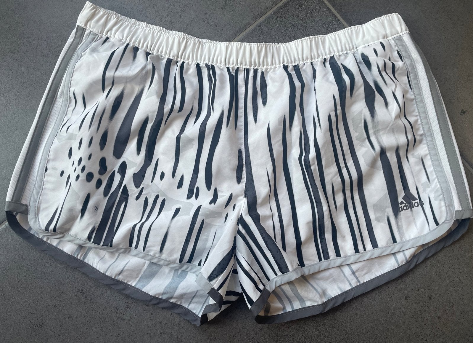 Adidas Climalite hardloopshorts - wit/zwart patroon, Kleding | Dames, Maat 38/40 (M), Verzenden, Wit, Zo goed als nieuw