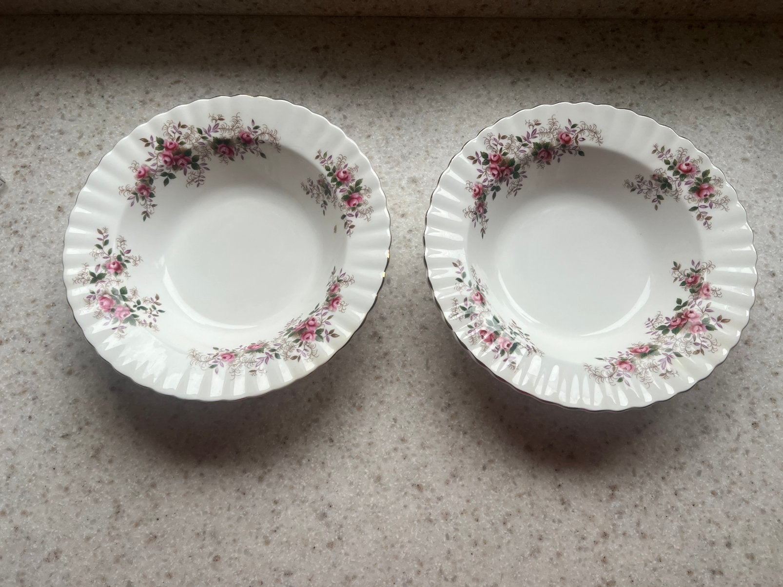 2 diepe soepborden Lavender Rose Royal Albert, Verzenden