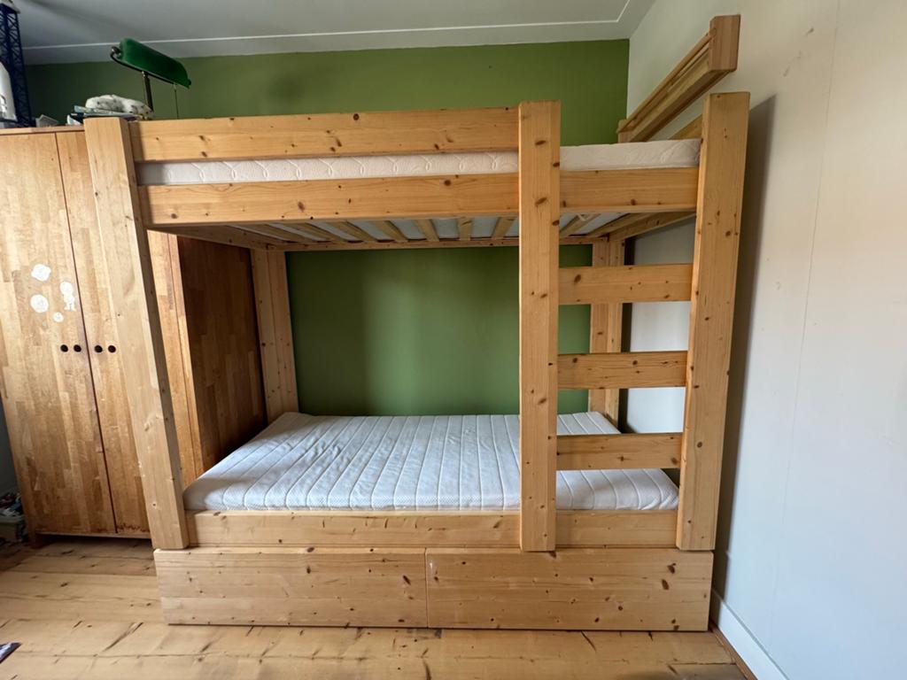 Handgemaakt massief houten stapelbed, Ophalen, Zo goed als nieuw, Stapelbed