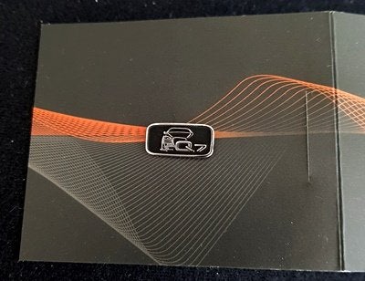 Audi Q 7 pin in mapje, Verzamelen, Verzenden, Nieuw, Transport, Speldje of Pin