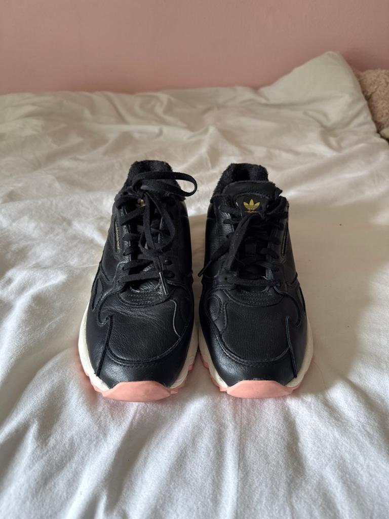 Adidas Falcon sneakers zwart met roze zool, Verzenden, Zo goed als nieuw, Zwart, Sneakers of Gympen