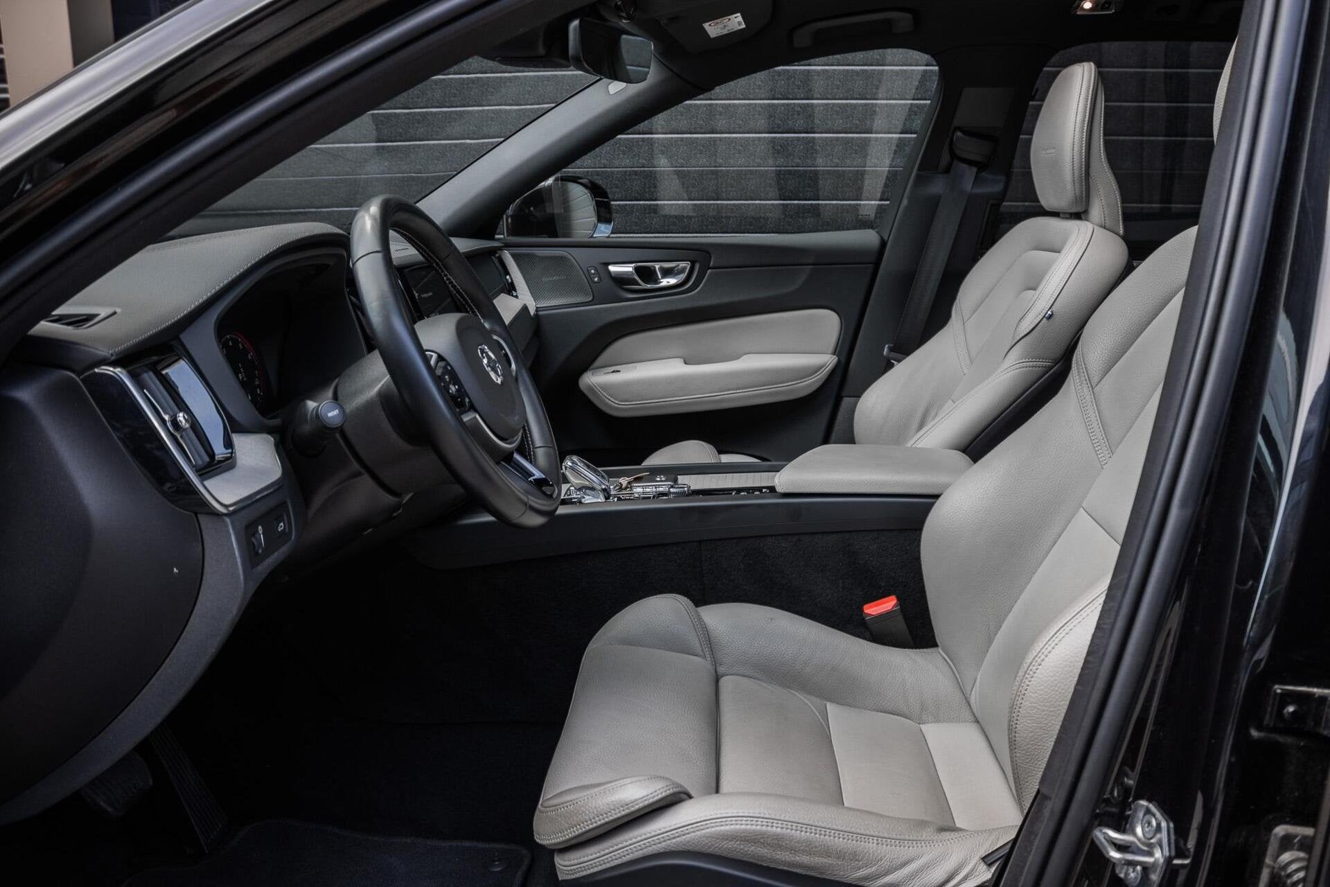 Volvo XC60 2.0 B5 Inscription | PANO | TREKHAAK | HUD | LEER, Gebruikt, Euro 6, 4 cilinders, 1969 cc