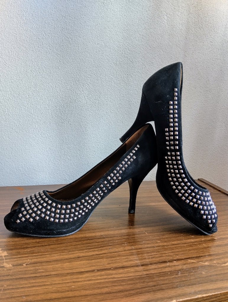 Suede peeptoe pump met metal spikes van Zara - maat 39, Kleding | Dames, Schoenen, Pumps, Ophalen of Verzenden, Gedragen, Zara