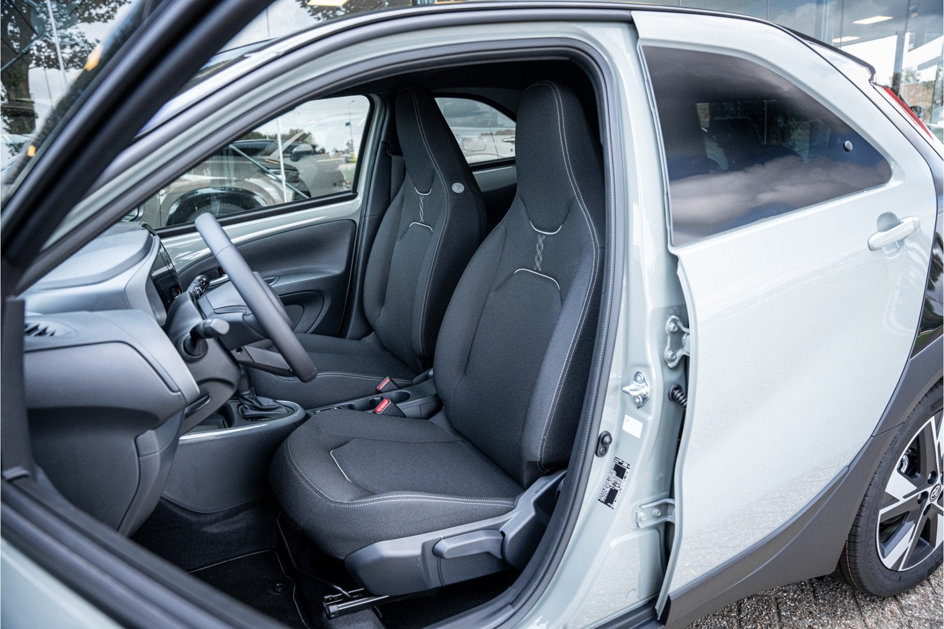 Toyota Aygo X Hybrid 115 pulse Automaat * Stoelverwarming *, Stof, Gebruikt, Zwart, 4 stoelen