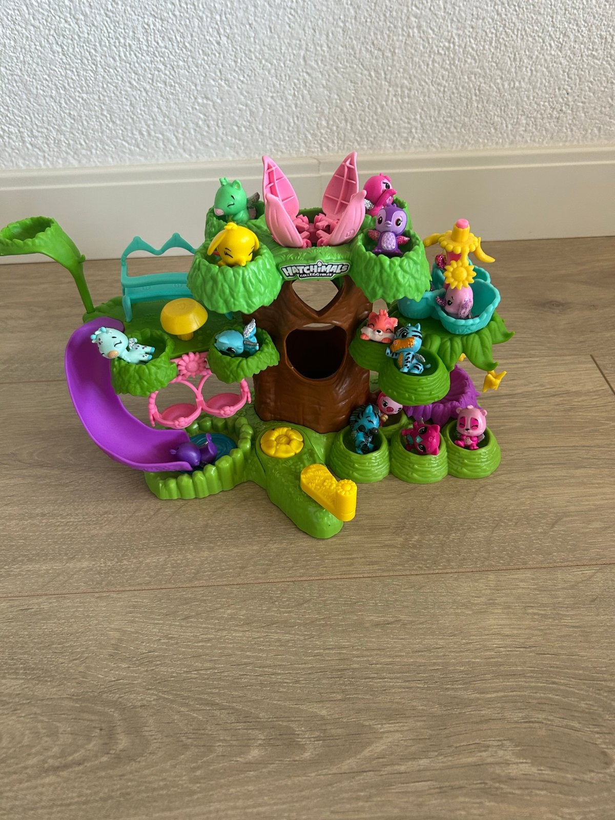 Hatchimals speelboom met 17 figuurtjes - Zo goed als nieuw, Kinderen en Baby's, Speelgoed | Overig, Ophalen of Verzenden, Zo goed als nieuw