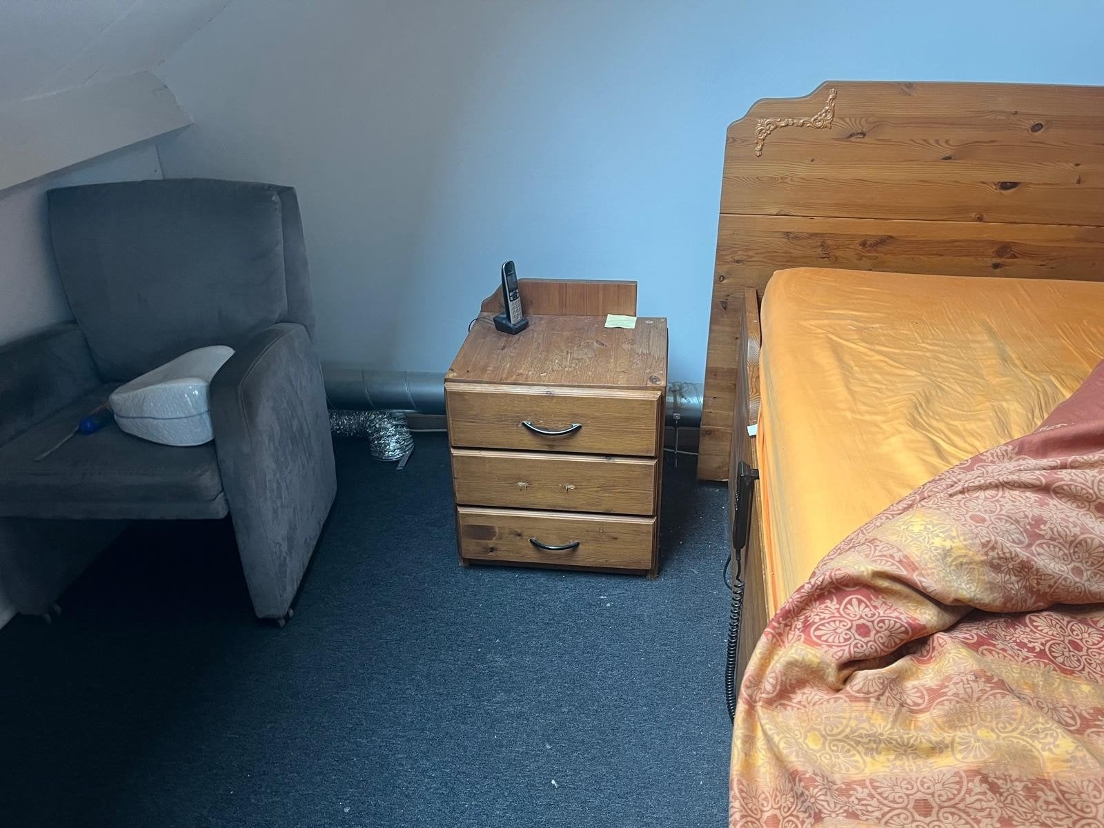 Tweepersoonsbed met elektrische lattenbodems en nachtkastje, Ophalen, Verstelbaar, Tweepersoons, 180 cm