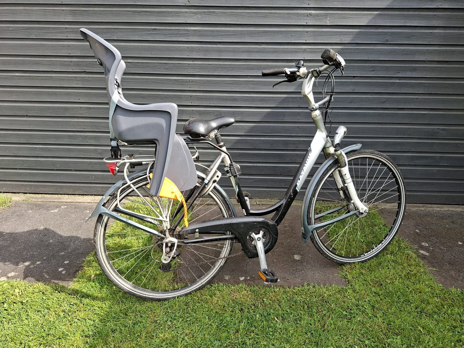 Damesfiets met kinderzitje., Ophalen, Gebruikt, Batavus, Mandje
