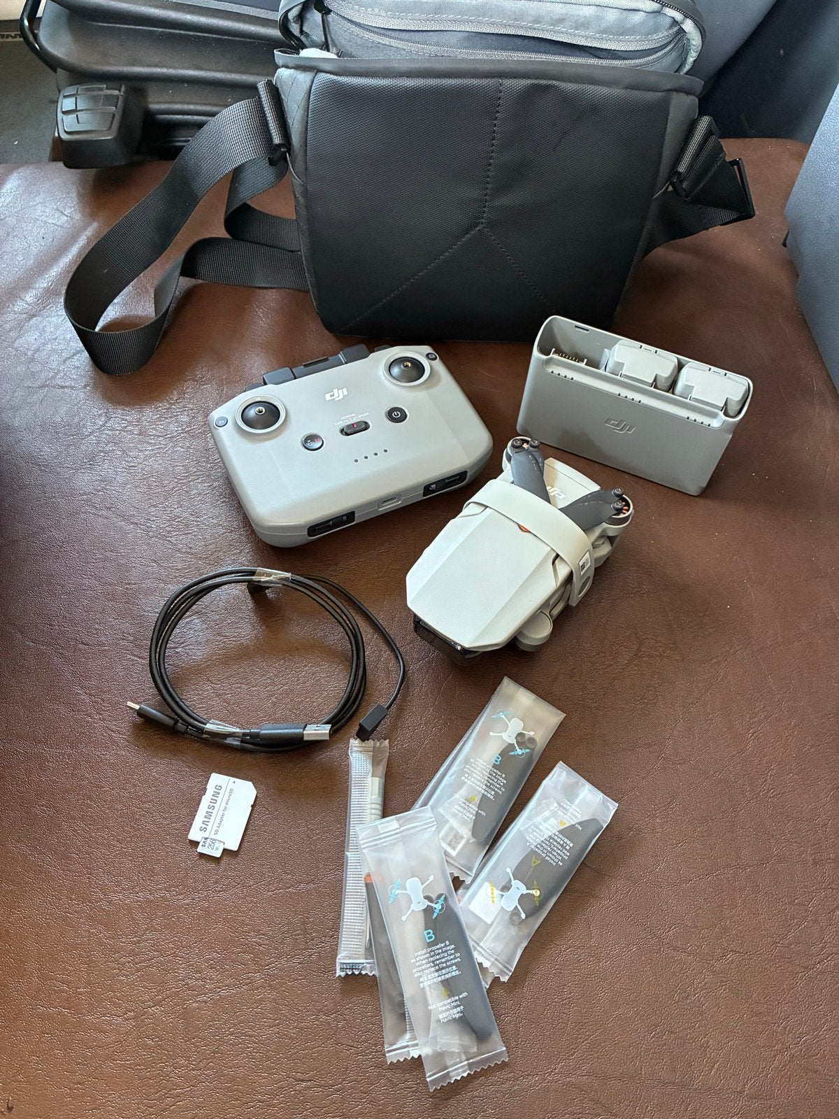 DJI Mini 2 Fly More Combo met 256GB SD kaart, Cameradrone, Extra accu('s), 5 tot 10 kilometer, Zo goed als nieuw