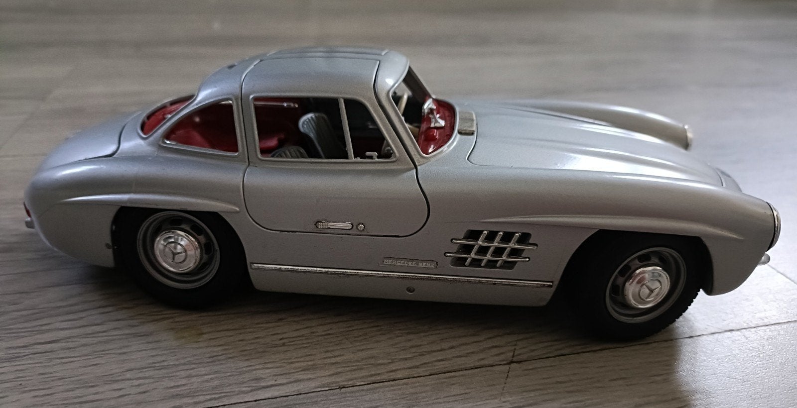 Bburago Mercedes-Benz 300 SL Gullwing 1954 zilver–schaal1:18, Ophalen of Verzenden, Gebruikt, Bburago