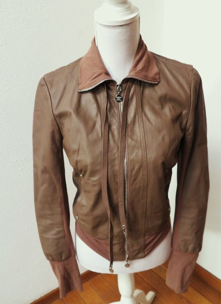 K22 PATRIZIA PEPE kort jasje echt leer bruin 44 = 36 NL, Kleding | Dames, Jasjes, Kostuums en Pakken, Bruin, Ophalen of Verzenden