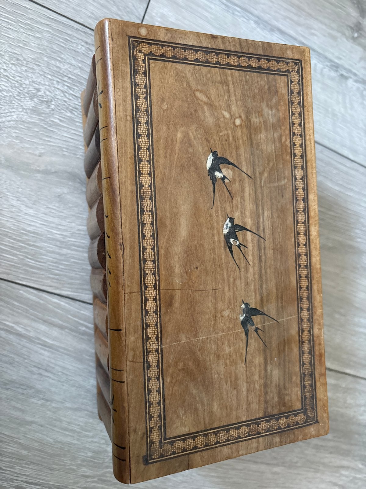 Vintage Houten Doos in Boekvorm met Zwaluwen, Ophalen of Verzenden