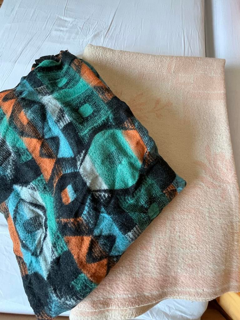 Twee vintage dekens: kleurrijk patroon en roze bloemen, Ophalen, Gebruikt, Deken of Dekbed, Overige kleuren