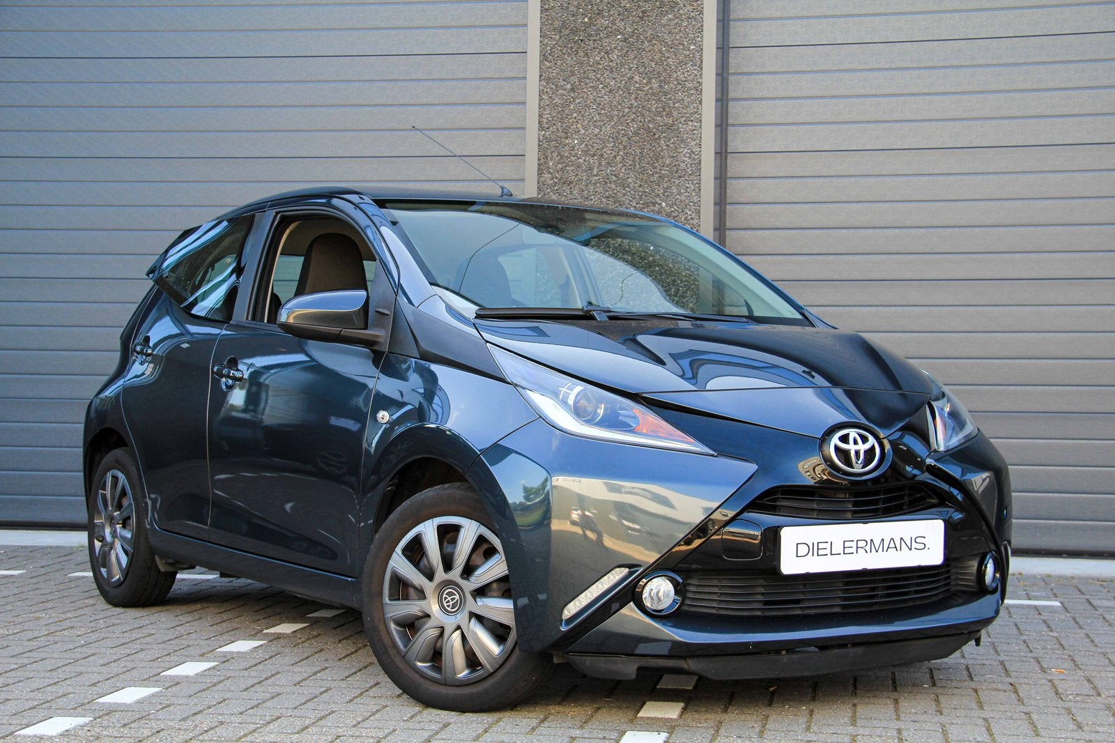 Toyota Aygo X play | 5 deurs | Airco | Camera | Bluetooth, Auto's, Voorwielaandrijving, Stof, Zwart, Met garantie (alle)