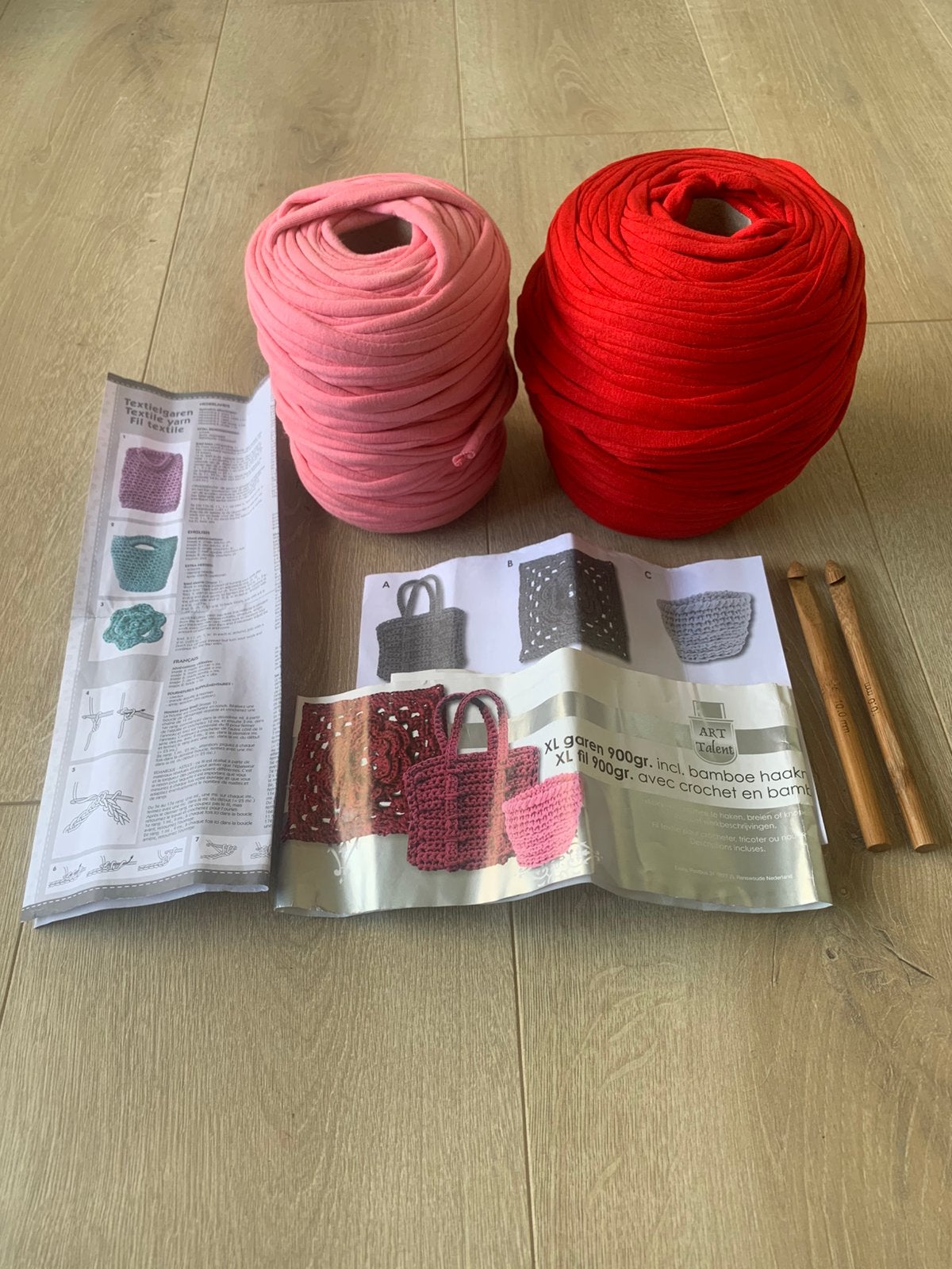 Textielgaren om mee te haken rood en roze, Ophalen of Verzenden, Zo goed als nieuw, Haken, Patroon of Boek