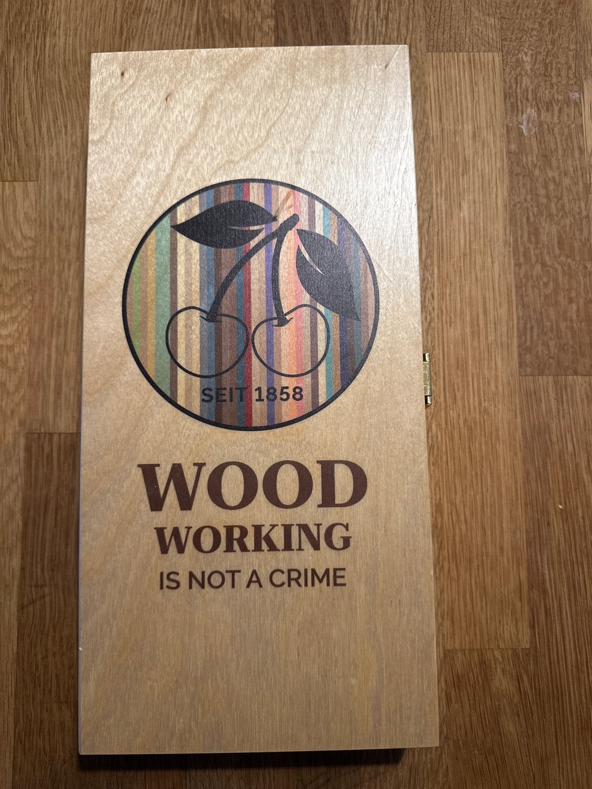 Houtsnijset in houten kist - "Woodworking is not a crime", Ophalen of Verzenden, Nieuw