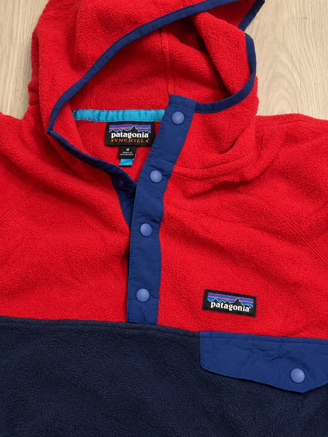 Patagonia Synchilla Fleece Hoodie Rood/Donkerblauw Maat M, Patagonia Europe Coöperatief U.A., Verzenden, Directsales.europe@patagonia.com