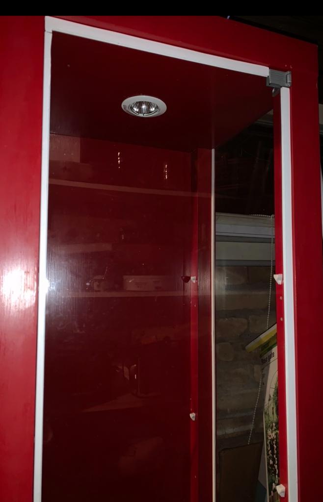 Glazen vitrinekast met glazen deur rood, Zo goed als nieuw, 150 tot 200 cm, 25 tot 50 cm, 50 tot 100 cm