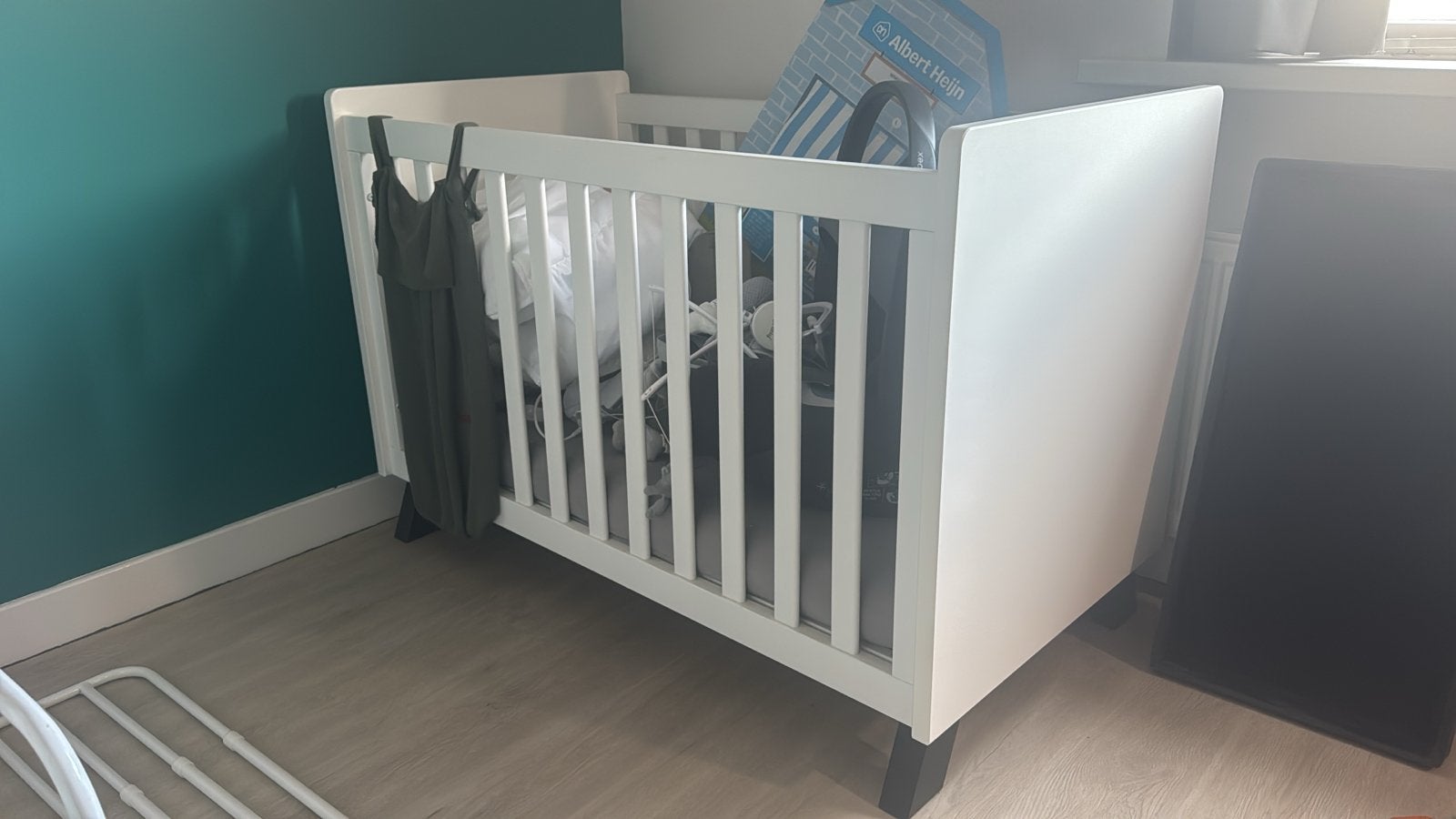 Bopita Kinderbed Wit met Zwarte Poten - Hout met nw matras, Kinderen en Baby's, Babywiegjes en Ledikanten, Ophalen, Gebruikt, Ledikant