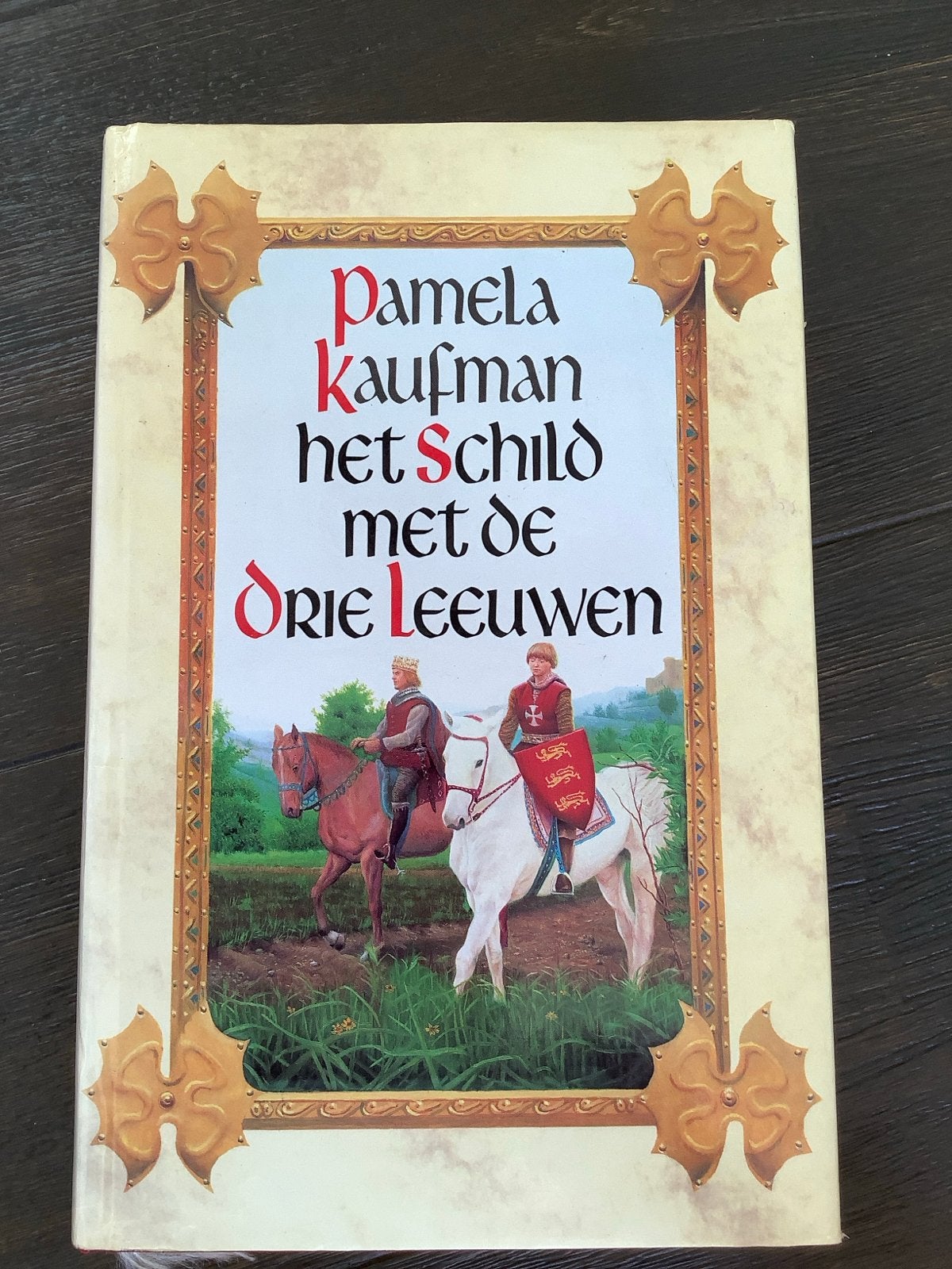 Het Schild met de Drie Leeuwen - Pamela Kaufman, Ophalen of Verzenden, Gelezen