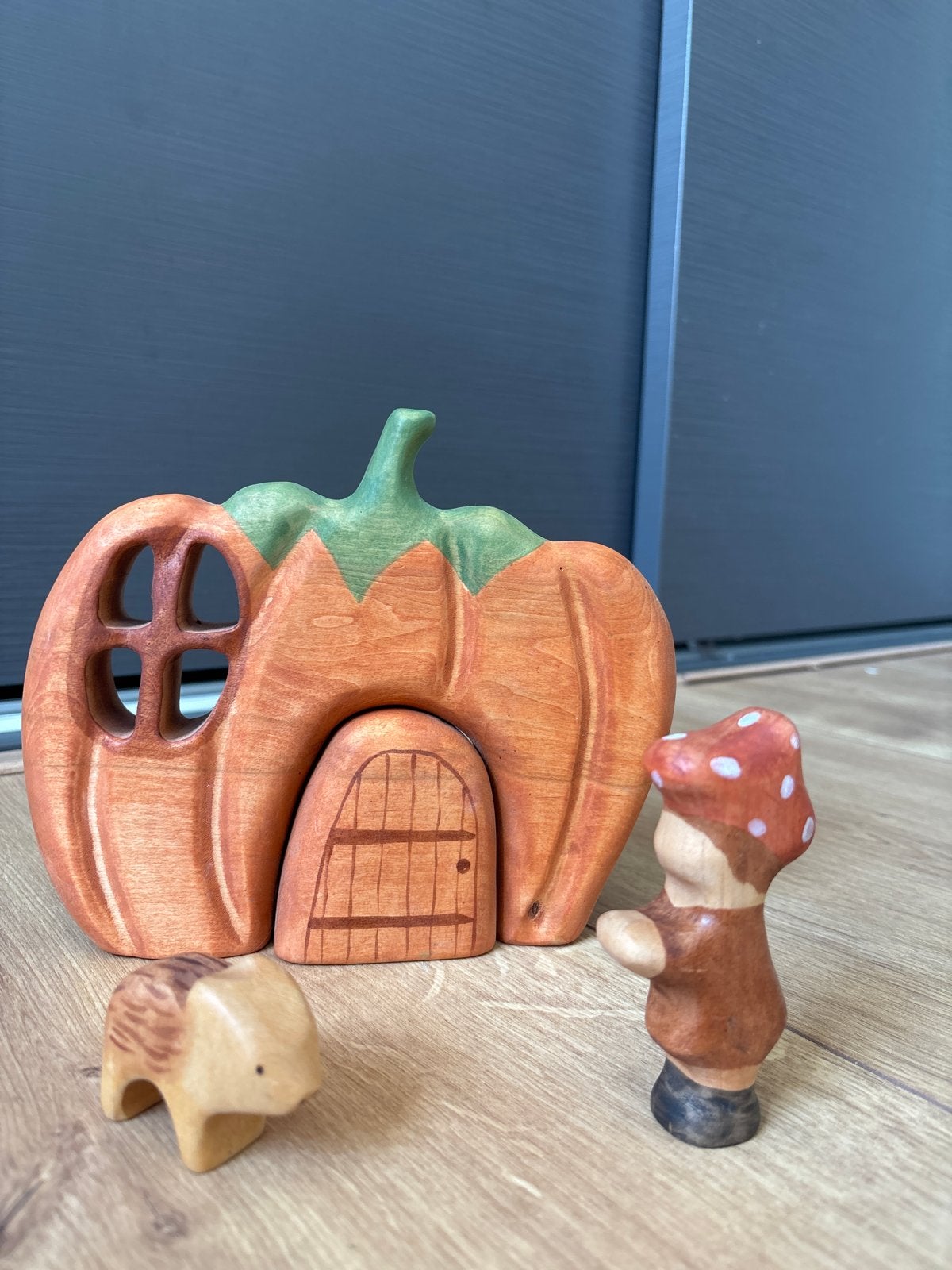 Houten pompoenhuisje met kabouter en wild zwijn, Ophalen of Verzenden, Zo goed als nieuw, Overige typen