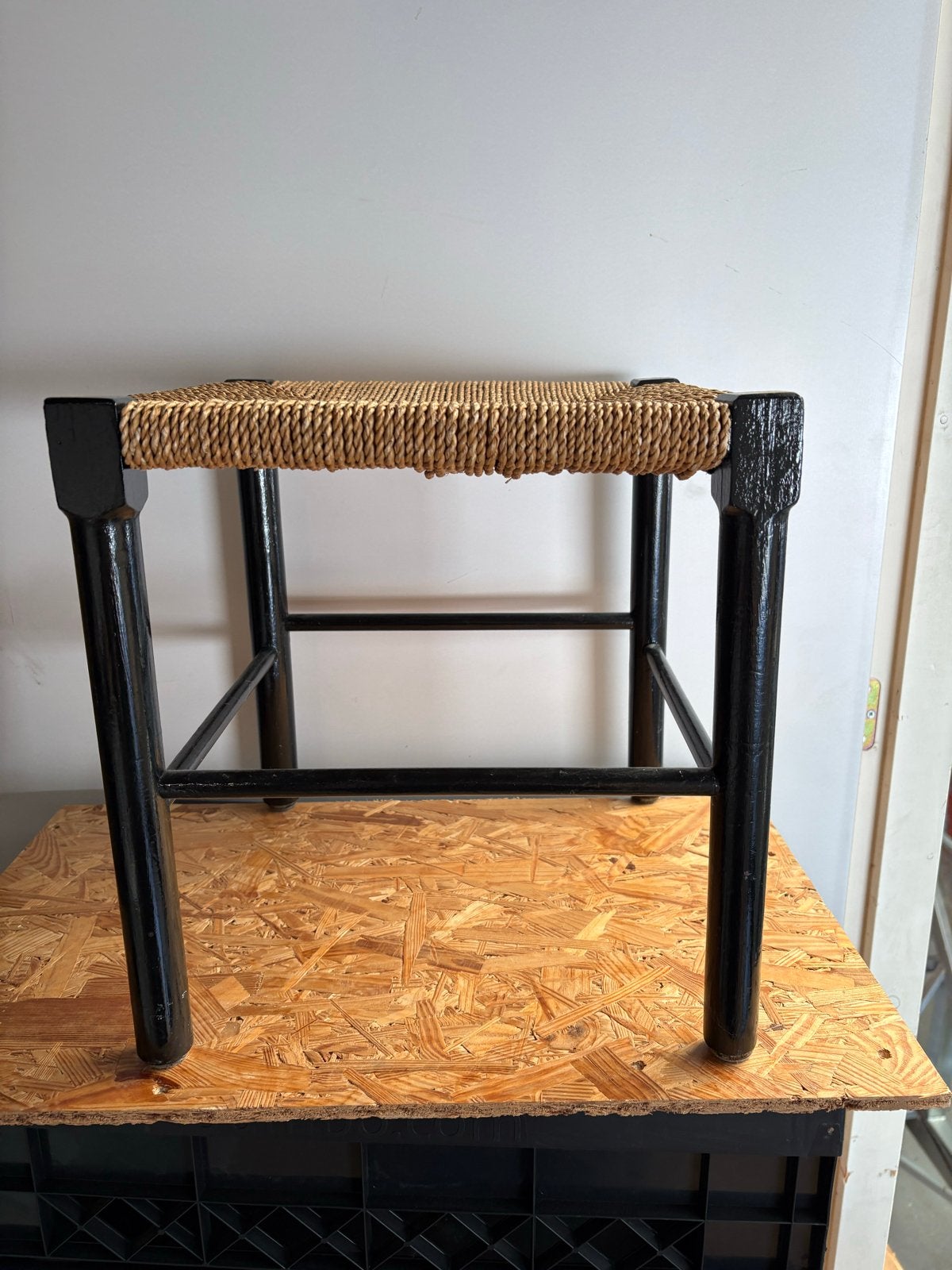 Krukje met rieten zitting - Zwart houten frame, Huis en Inrichting, Ophalen of Verzenden, Gebruikt, Hout