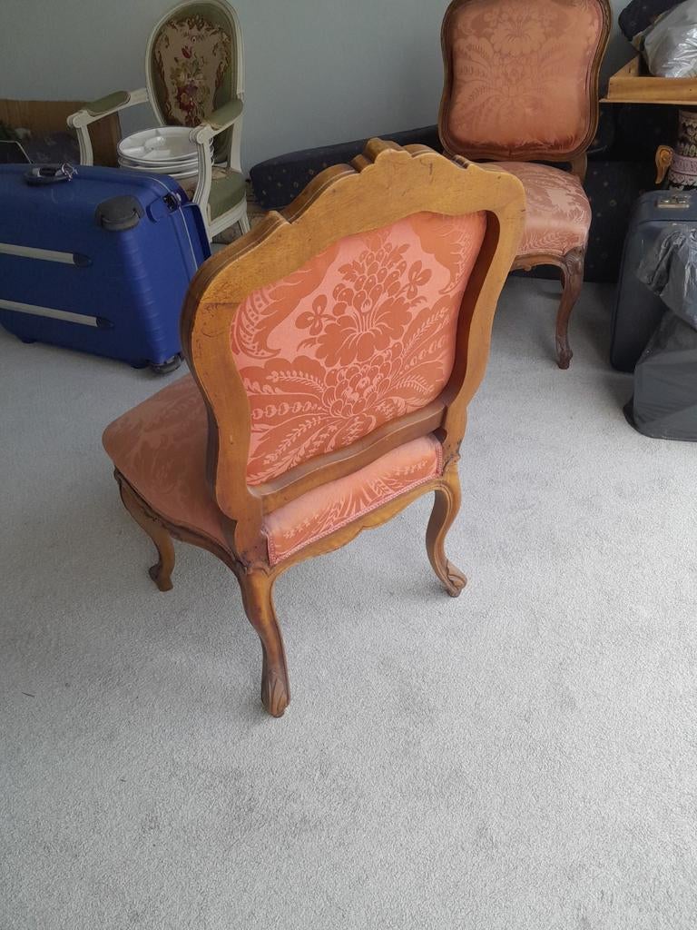 Oude stoelen, Ophalen