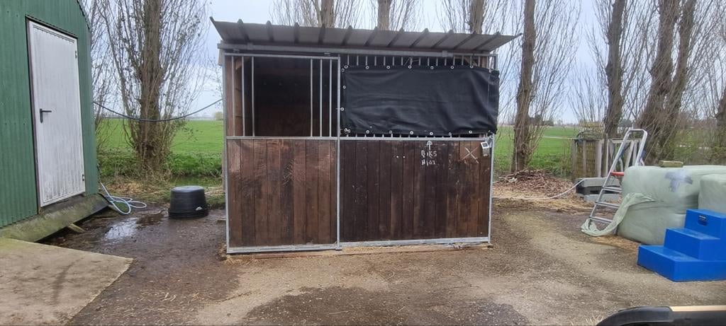 Voorwand paardenbox met schuifdeur, Ophalen