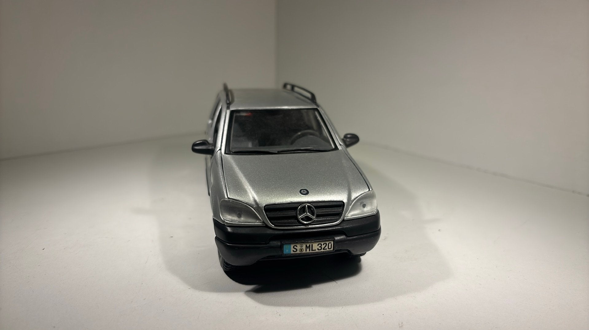 Mercedes benz ml320 maisto 1.24, Hobby en Vrije tijd, Modelauto's | 1:24, Maisto, Ophalen of Verzenden, A, A