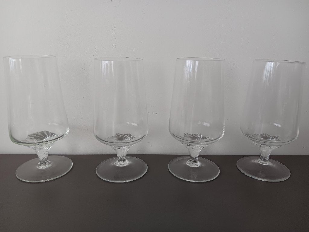 Set van 4 glazen op voet met decoratieve steel, Huis en Inrichting, Glas of Glazen, Gebruikt, Ophalen of Verzenden, Glas