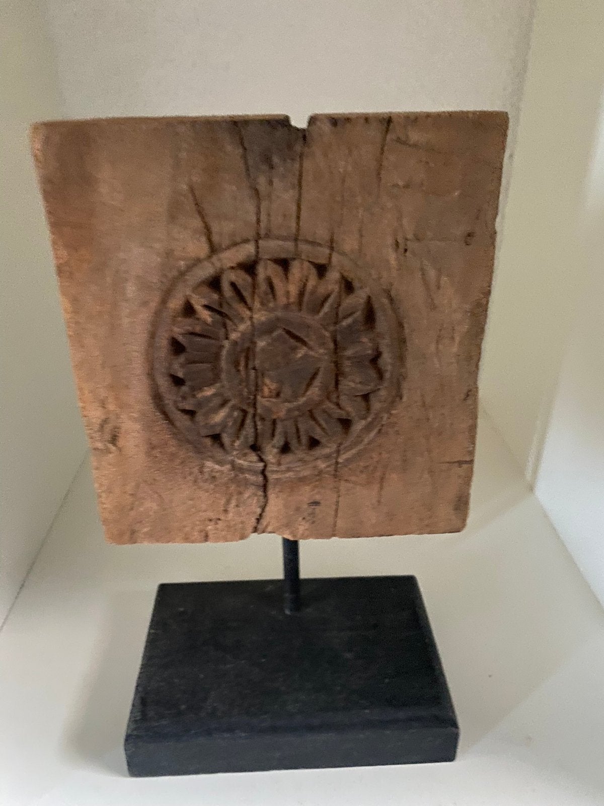 Houten ornament op statief, Ophalen