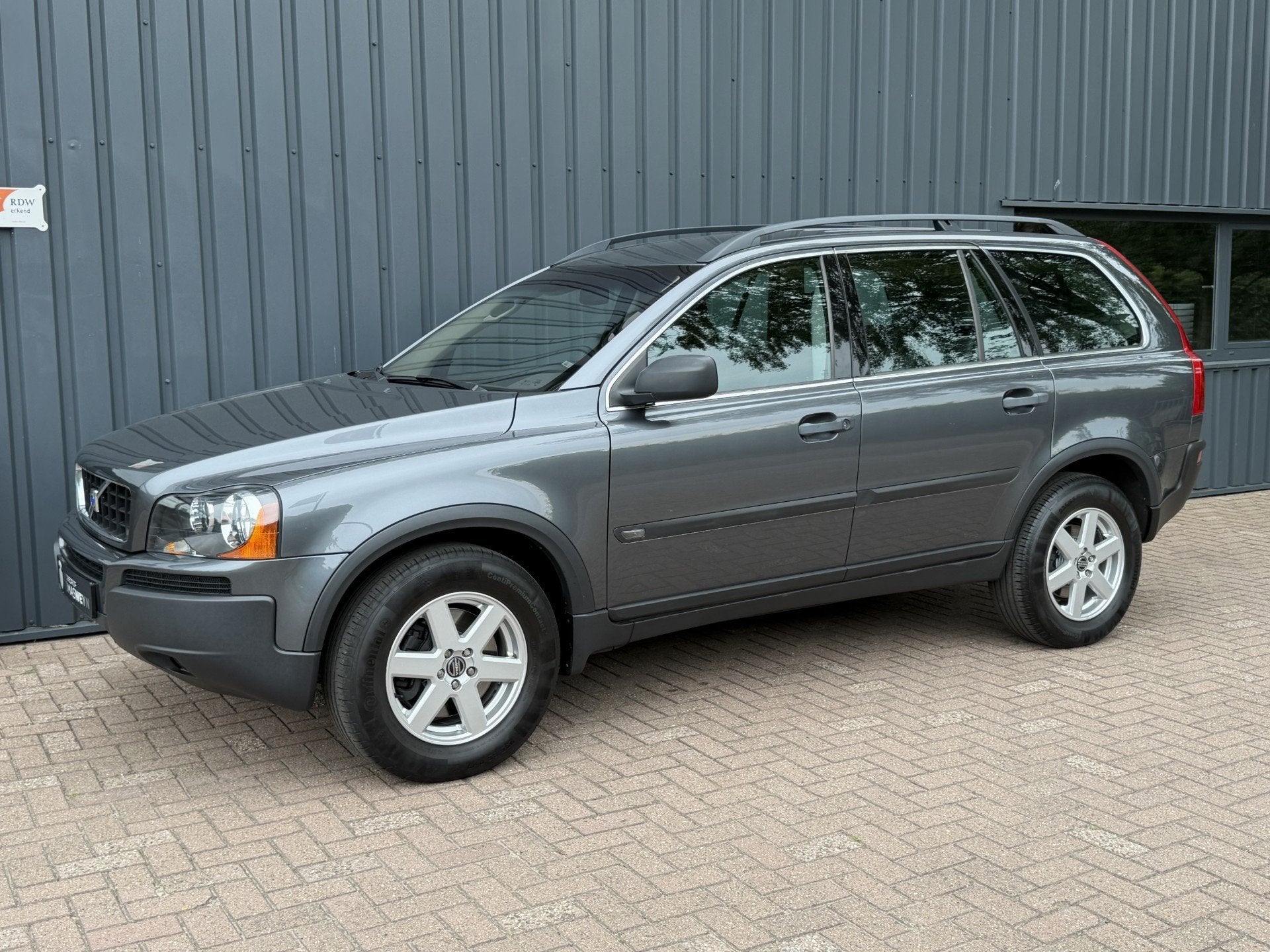 Volvo XC90 2.5 T Momentum 7-PERSOONS!/1E EIG.!/DEALER OND.!/, Auto's, Gebruikt, Zwart, 7 stoelen, 2521 cc