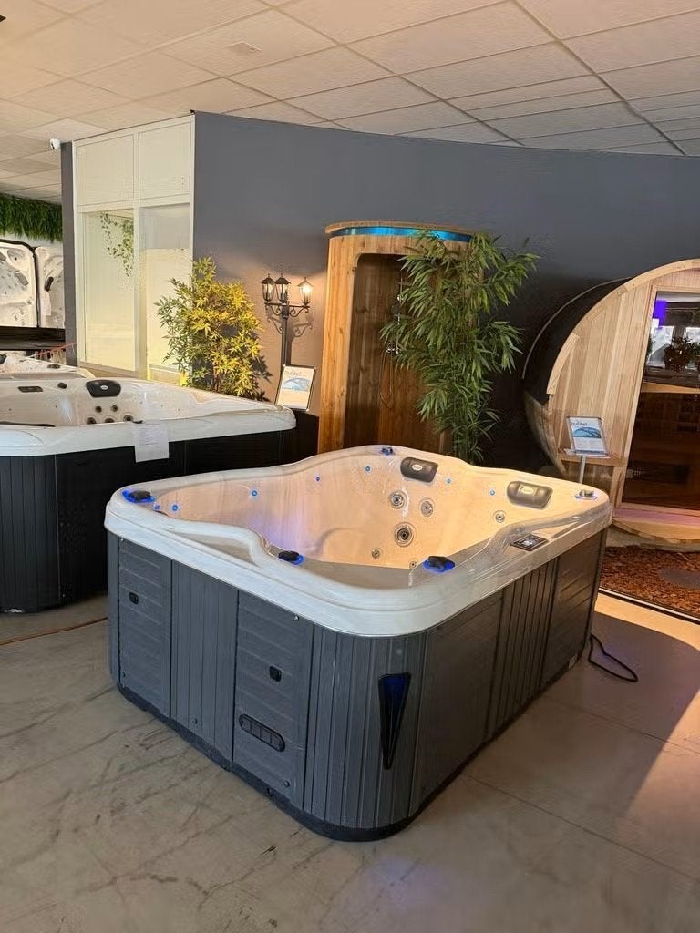 Luxe Spa / Jacuzzi – 3 pers. 220V Plug and Play, Ophalen, Gebruikt, Trap, Vast