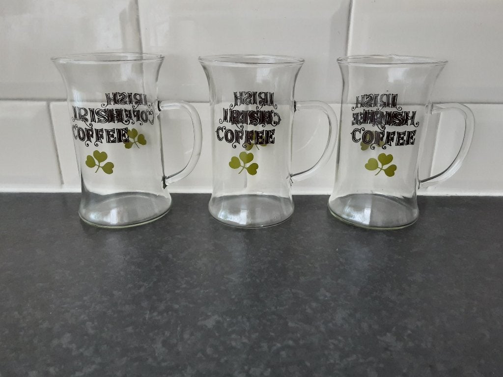 IRISH COFFEE glazen met handvat, zwarte letters, 3 stuks (#4, Verzamelen, Glas en Borrelglaasjes, Ophalen of Verzenden, Zo goed als nieuw