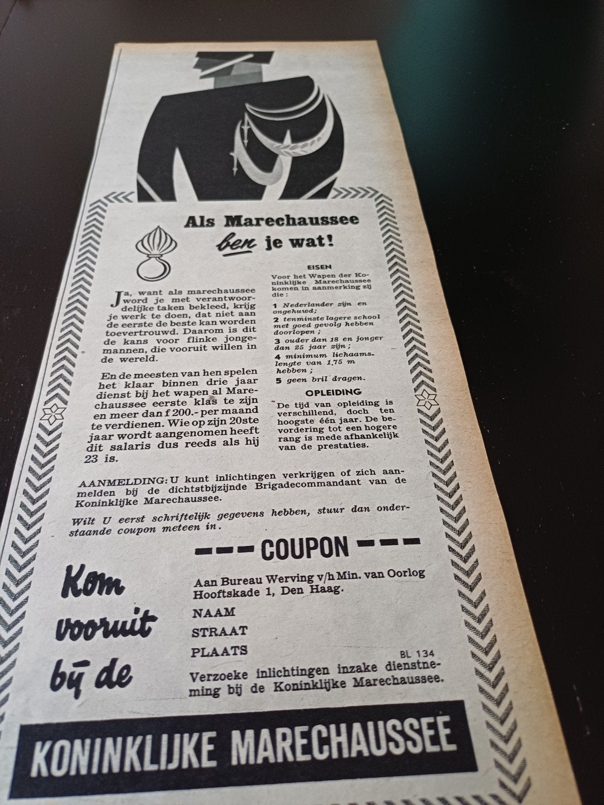 advertentie koninklijke Marechaussee ben je wat 1954, Ophalen of Verzenden, Marechaussee, Nederland, Embleem of Badge